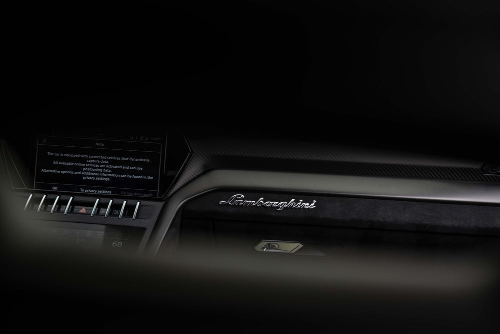 LAMBORGHINI URUS WHEELS AND EXHAUST SYSTEM