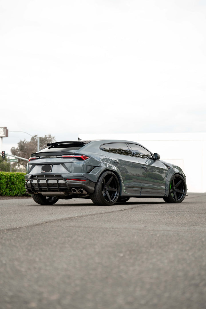 LAMBORGHINI URUS WHEELS AND EXHAUST SYSTEM