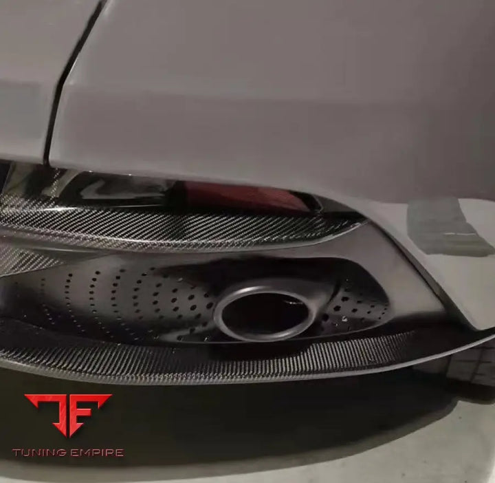 ASTON MARTIN DB11 OEM STYLE DRY CARBON PERFORMANCE BODY KIT