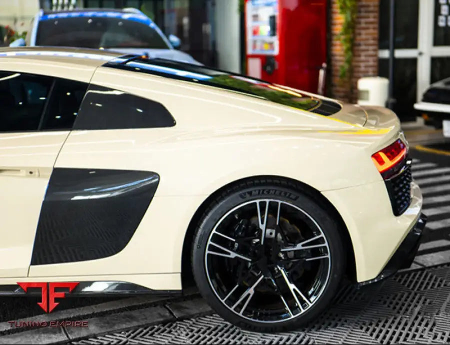 AUDI R8 2021 YEAR DRY CARBON FIBER GRILLE FRONT BUMPER SIDE SKIRTS LIP DIFFUSER BODY KIT