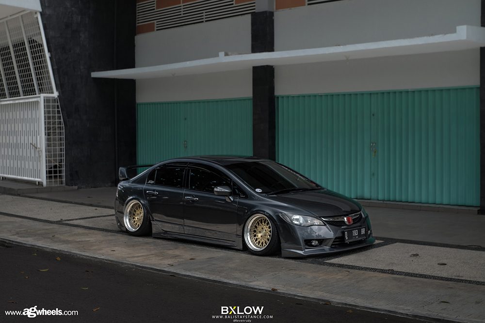 HONDA CIVIC SI on custom forged wheels