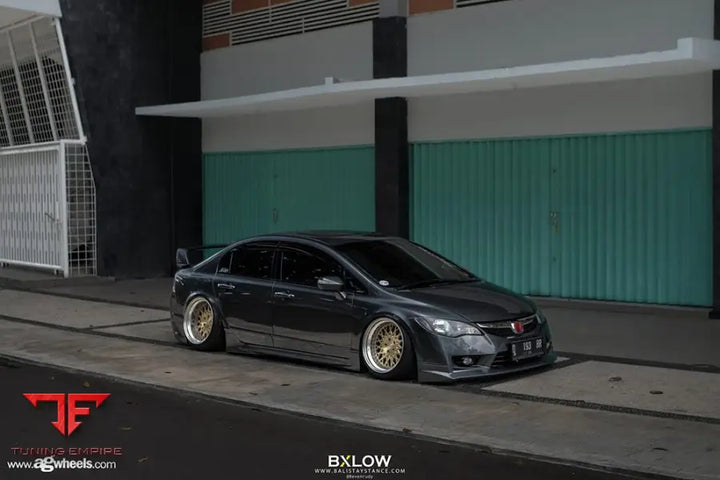 HONDA CIVIC SI on custom forged wheels