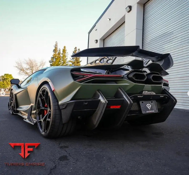 LAMBORGHINI REVUELTO CARBON FIBER BODY KIT