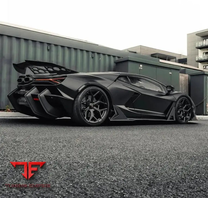 LAMBORGHINI REVUELTO CARBON FIBER BODY KIT