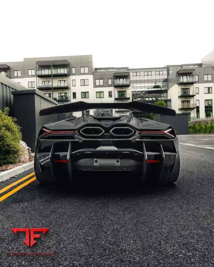 LAMBORGHINI REVUELTO CARBON FIBER BODY KIT