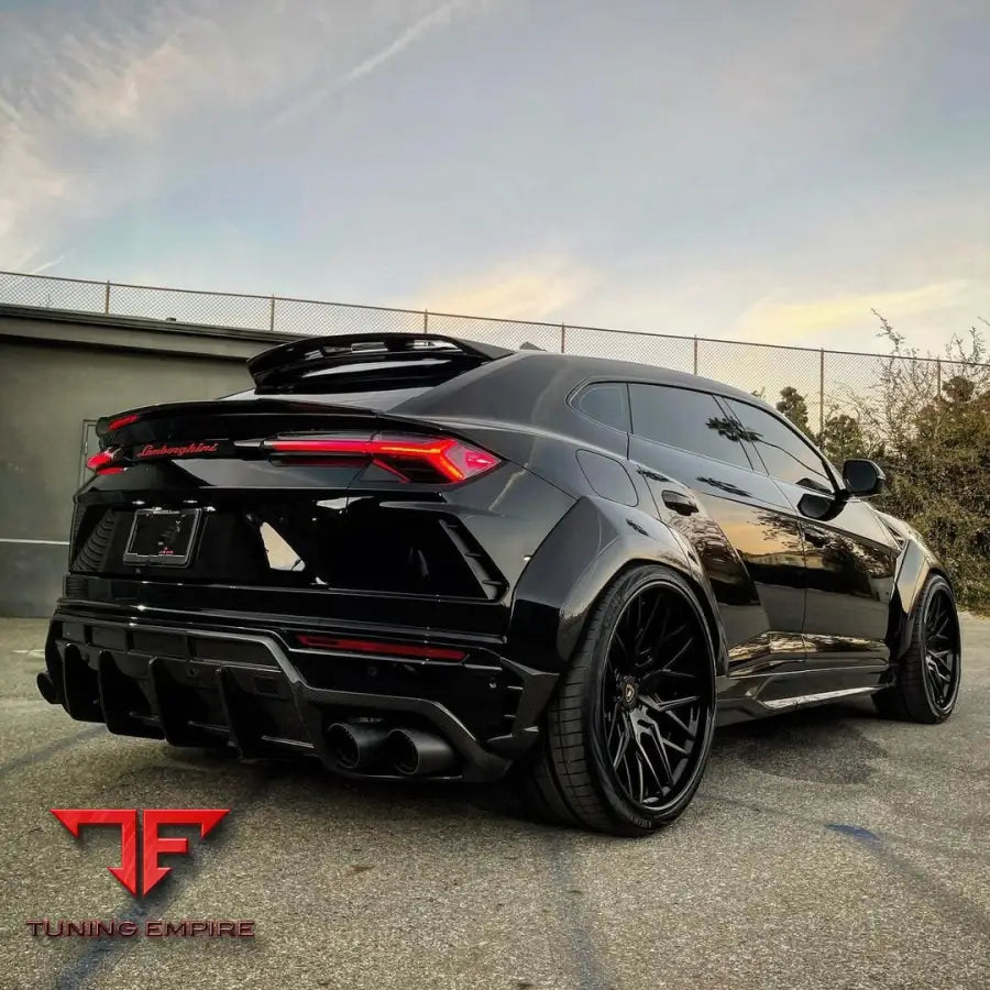 LAMBORGHINI URUS CARBON WIDEBODY KIT