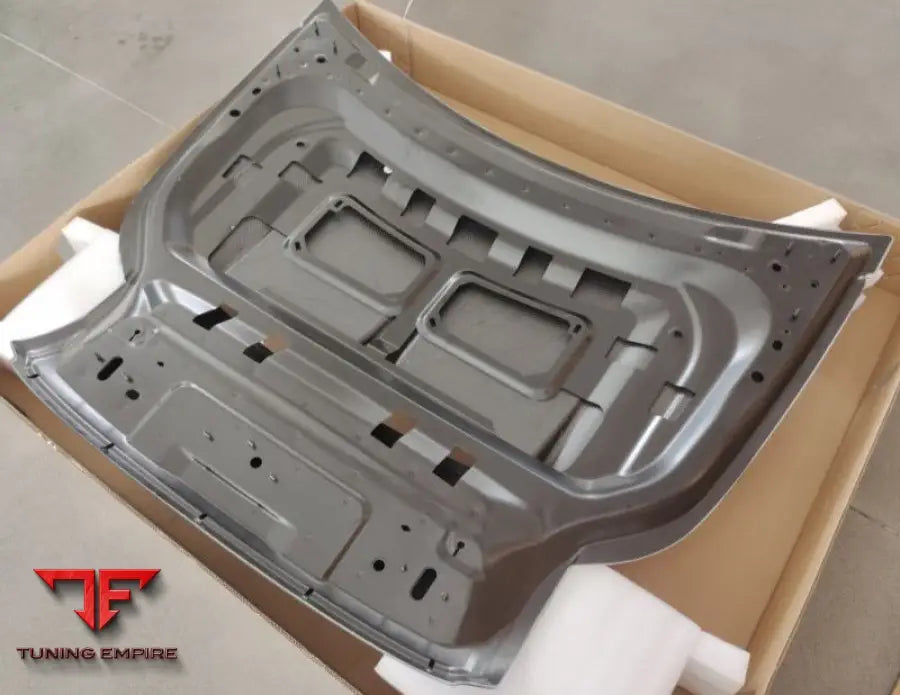 LAND ROVER DEFENDER DRY CARBON FIBER BONNET WITH VENTS 2020-2023