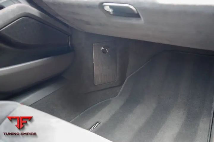 Porsche 911 992.1 carbon fuse panel detail