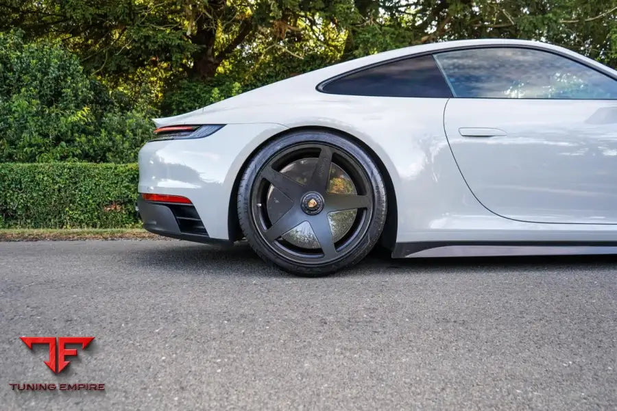 Porsche 911 992 rear carbon disc detail