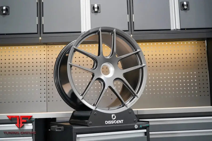 Porsche 911 992 DD2 centre lock wheel fitted
