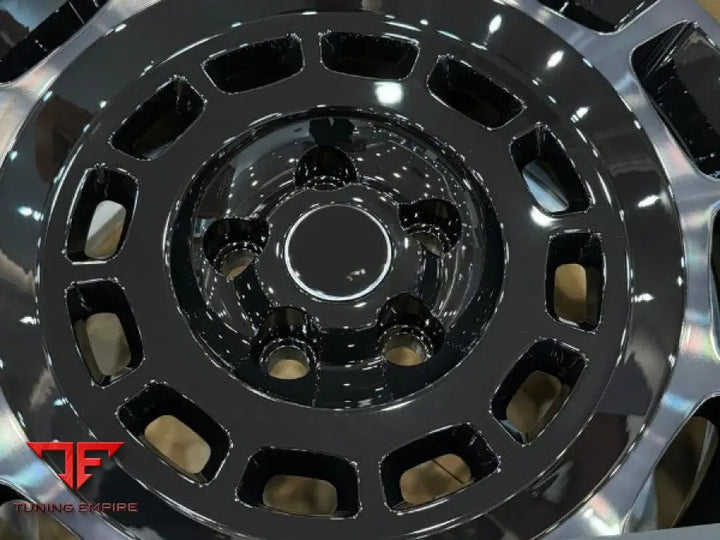 RANGE ROVER WHEEL DEFENDER 110 2025